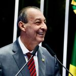 Omar Aziz defende piso salarial para trabalhadores da educação