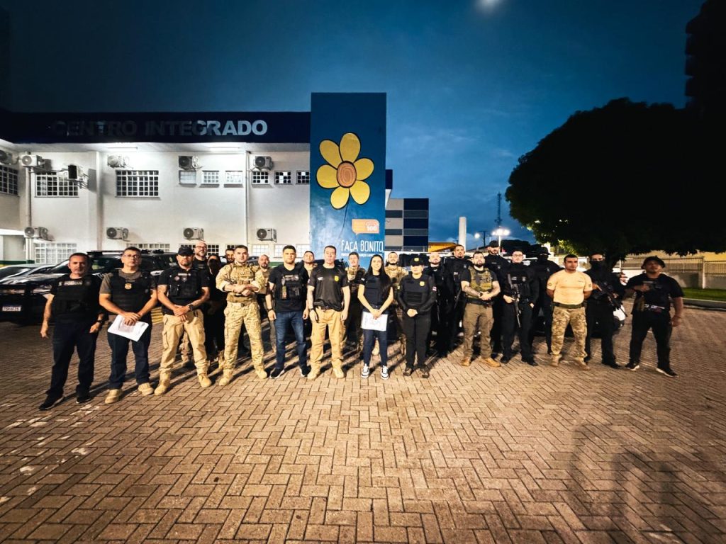Policiais civis durante operação contra crimes sexuais no Amazonas