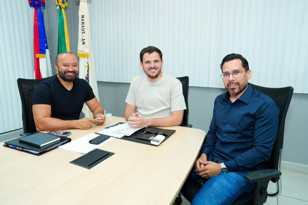 Prefeito Renato Junior, secretário da Semed, Arone Bentes e subsecretário de Administração e Finanças da Semed, Luciano Mota, durante assinatura de nomeação de 325 profissionais aprovados no concurso da Semed