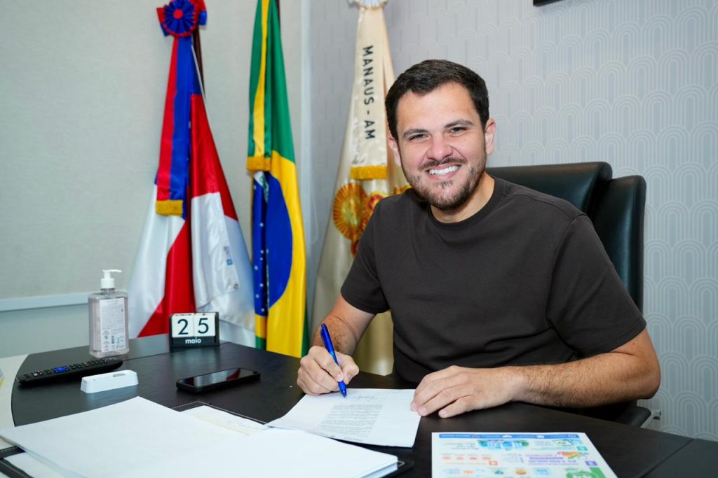 Prefeito de Manaus, Renato Junior assinando decreto de nomeação dos aprovados no concurso da Semsa