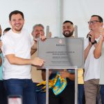 Prefeito de Manaus, Renato Junior, acompanhado do secretário da Semsa, Nagib Salem, durante descerramento da placa de reinauguração da USF Áugias Gadelha