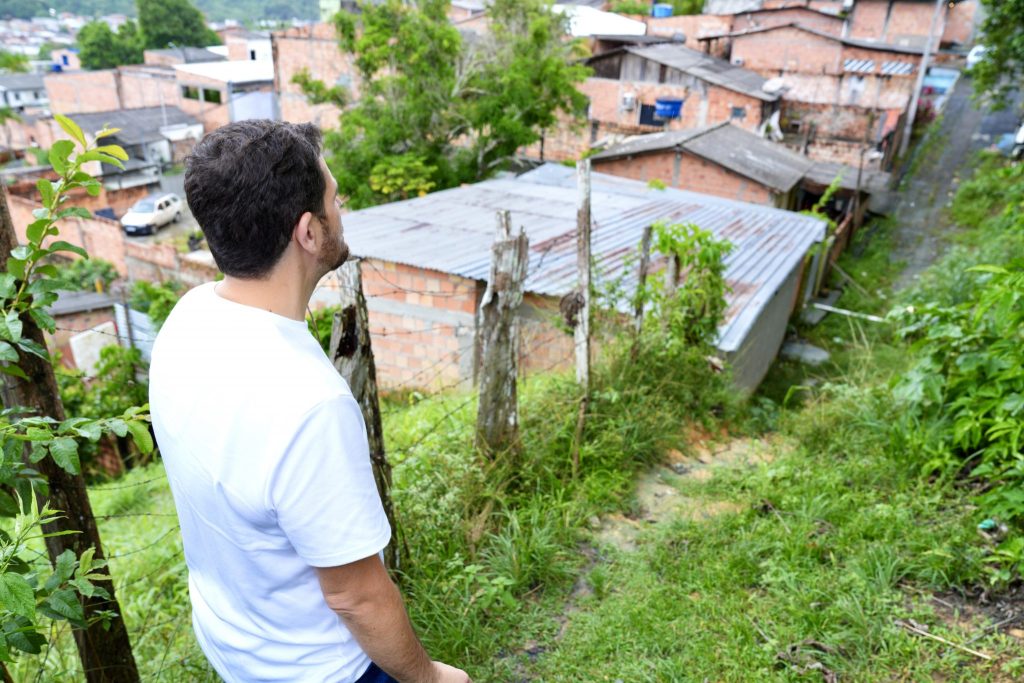 Prefeito de Manaus, Renato Junior, vistoriando área onde será construída escada de concreto estruturada