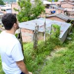 Prefeito de Manaus, Renato Junior, vistoriando área onde será construída escada de concreto estruturada