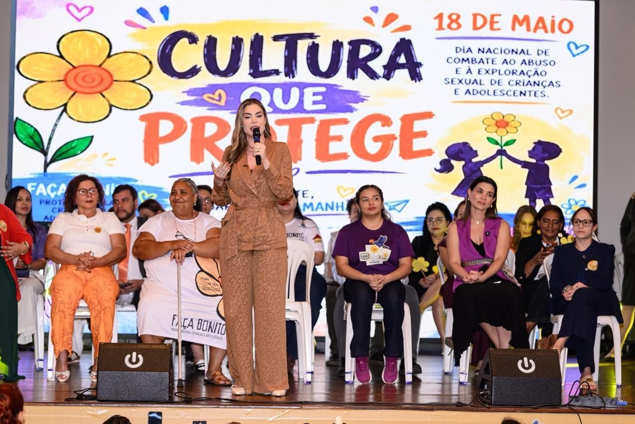 Primeira-dama Thaisa Cidade participa de ato contra abuso infantil em Manaus