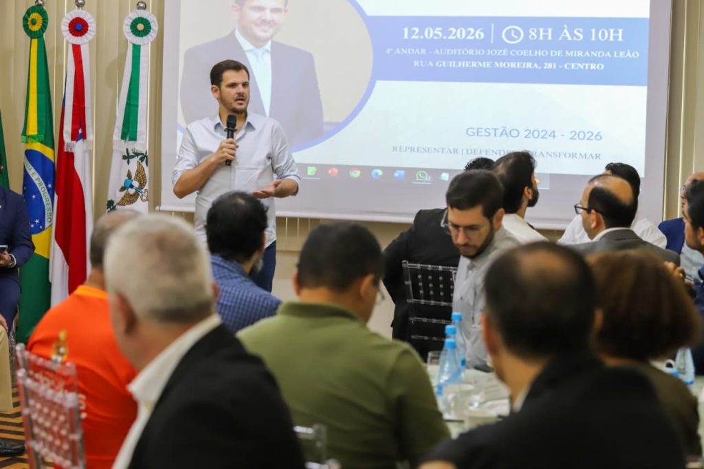 Prefeito de Manaus, Renato Junior, discursando durante encontro estratégico na Associação Comercial do Amazonas