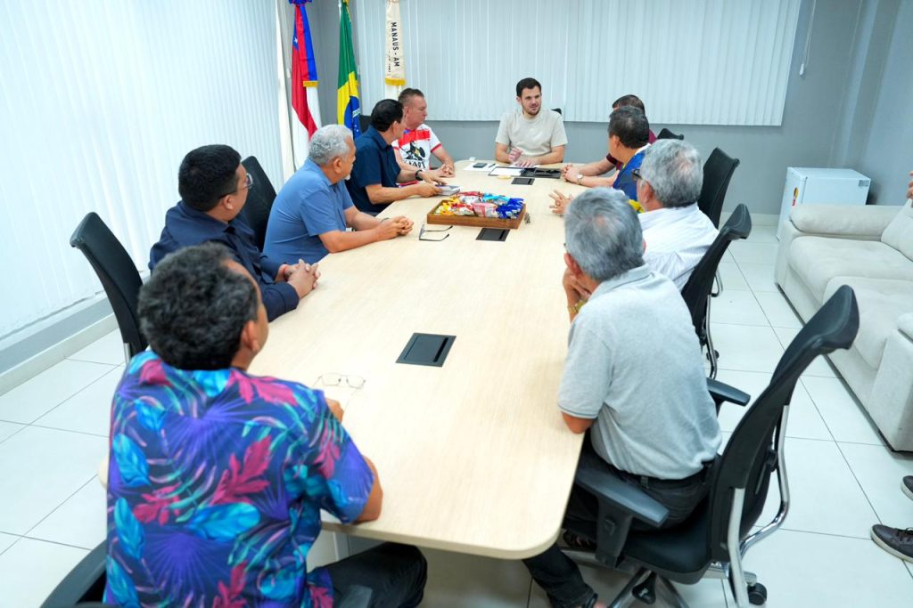 Prefeito de Manaus, Renato Junior e representantes da Ordem dos Ministros Evangélicos do Amazonas (Omeam) durante reunião