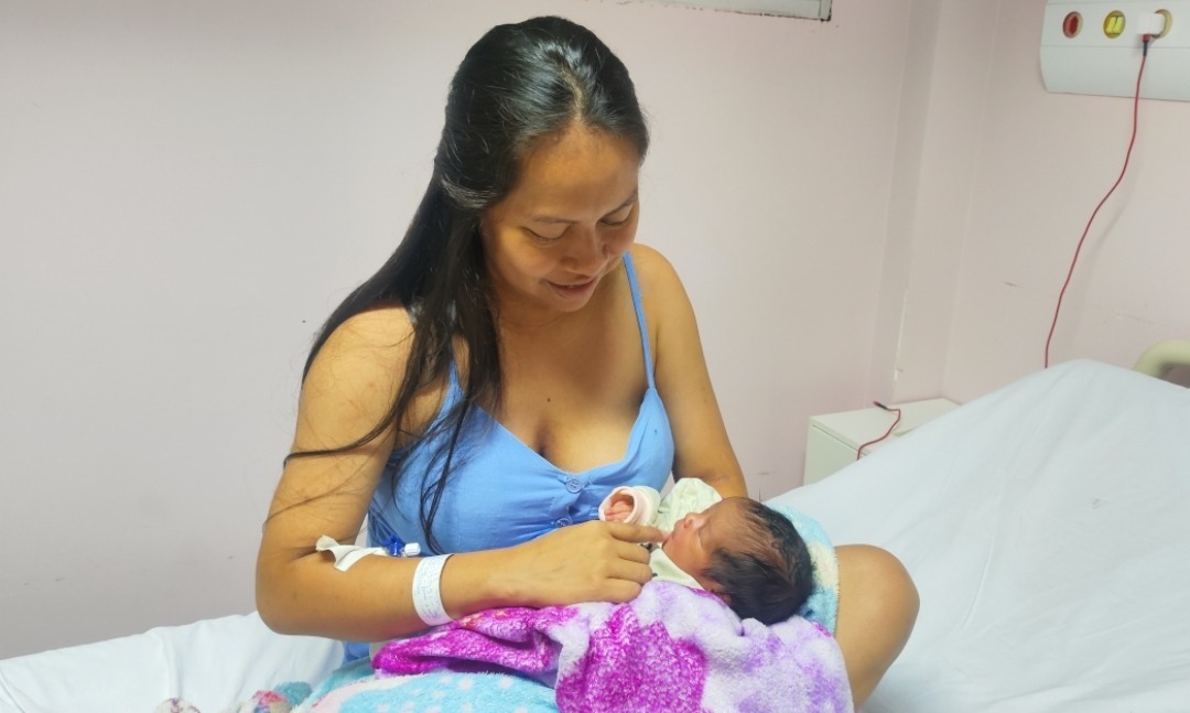 Sem saber da gravidez, mulher dá à luz após procurar SPA com dores no estômago em Manaus