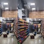VÍDEO: Água invade supermercado pelo teto durante temporal em Manaus