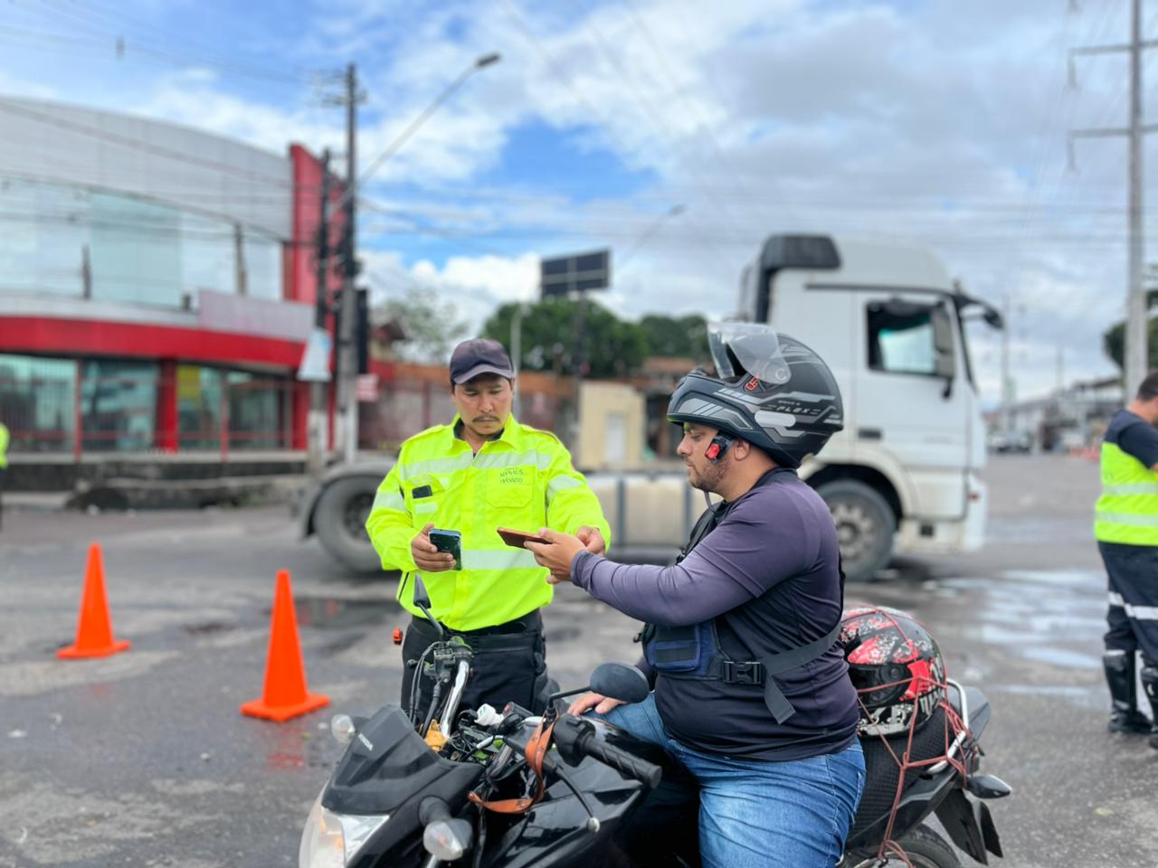 Prefeitura intensifica fiscalização de trânsito na zona Leste de Manaus