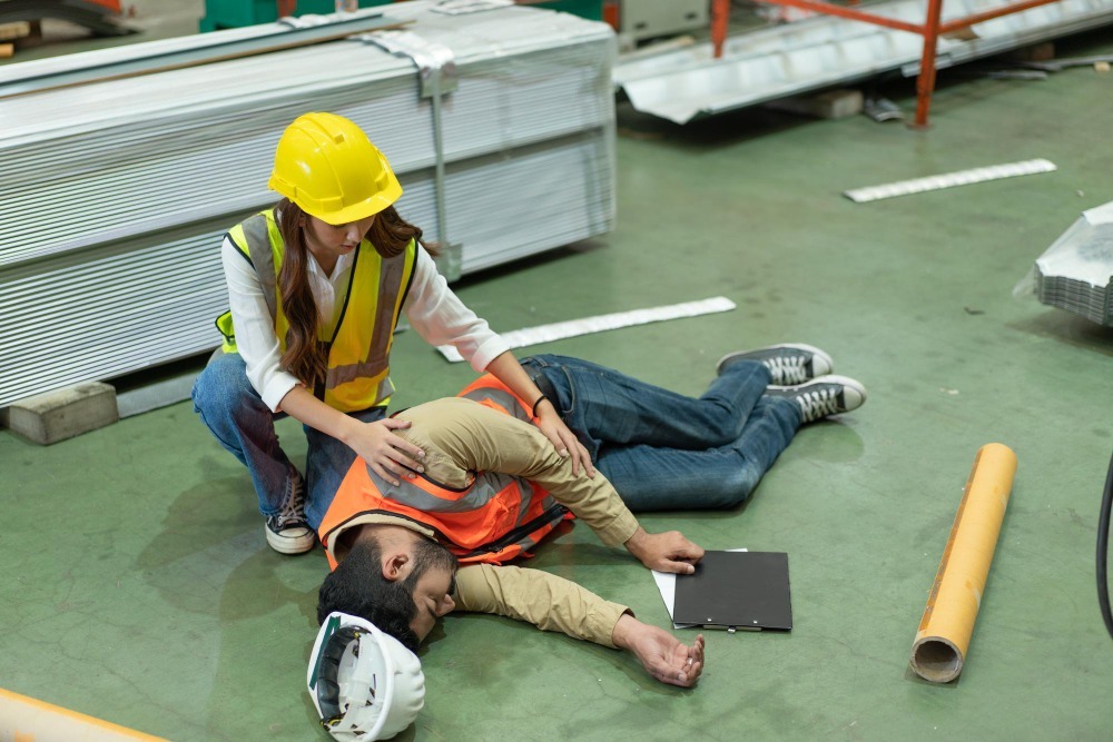Trabalhadores em ambiente industrial durante atividade profissional no Brasil