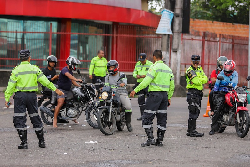 Agentes de trânsito em abordagem de motociclistas em operação ‘Trânsito Seguro’ na zona Leste