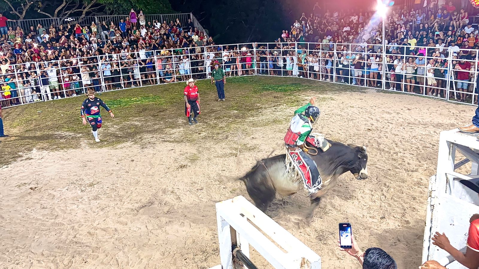 Agrifest abre com rodeio, vaquejada e arena lotada em Manaus