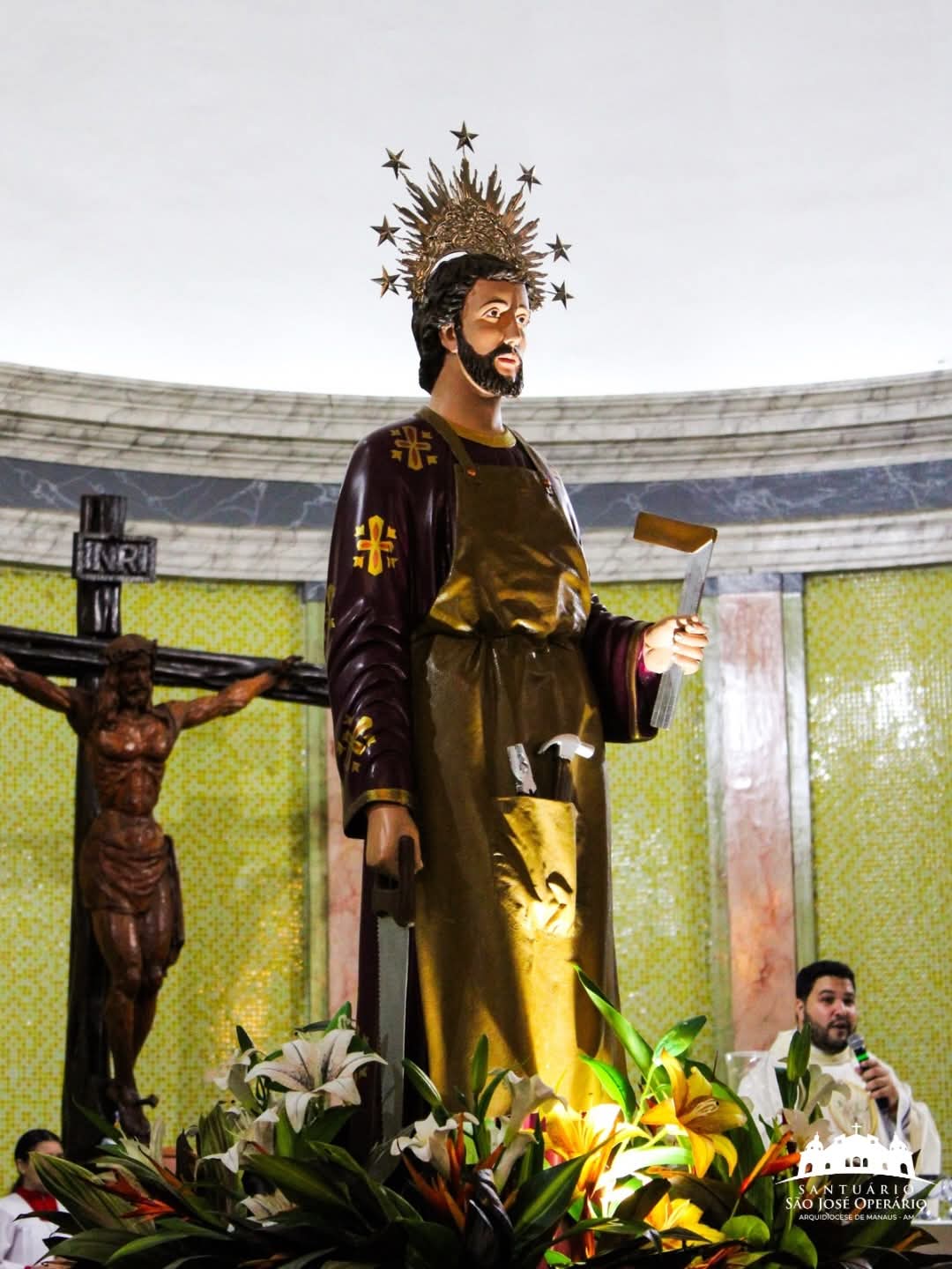 Procissão Luminosa encerra festejo de São José Operário em Manaus