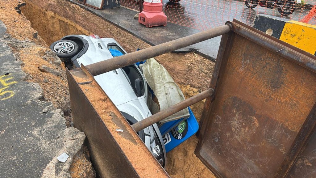Carro cai em buraco de obra em Manaus