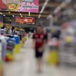 VÍDEO: Mulher acusa homem de mostrar pênis em supermercado de Manaus