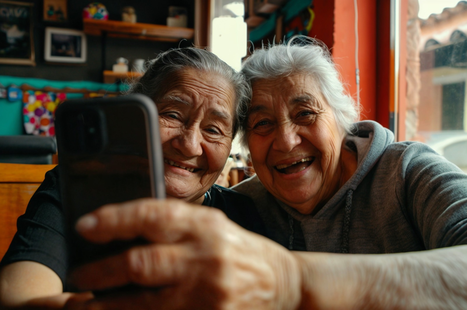 Uso de celular por idosos exige equilíbrio, alerta especialista