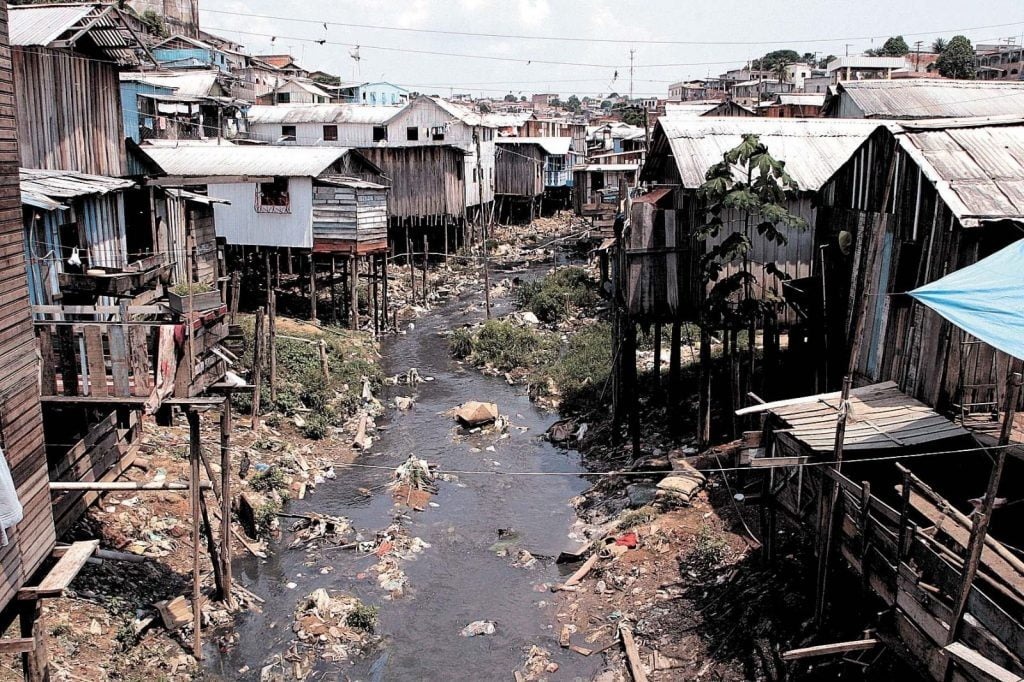 Manaus cresce sem planejamento e vê ocupações irregulares avançarem sobre áreas de risco