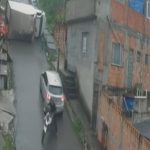 VÍDEO: Passageiro escapa de ser esmagado ao pular de caminhão desgovernado em Manaus