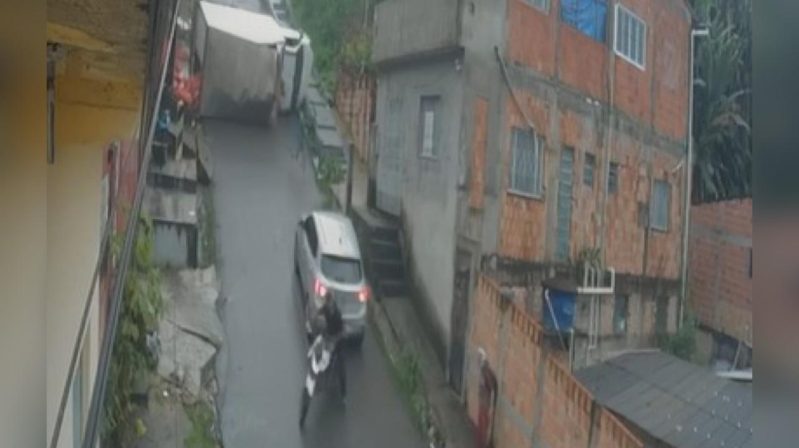VÍDEO: Passageiro escapa de ser esmagado ao pular de caminhão desgovernado em Manaus