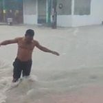 VÍDEO: Forte chuva provoca alagamentos e deixa carro encalhado em Manaus