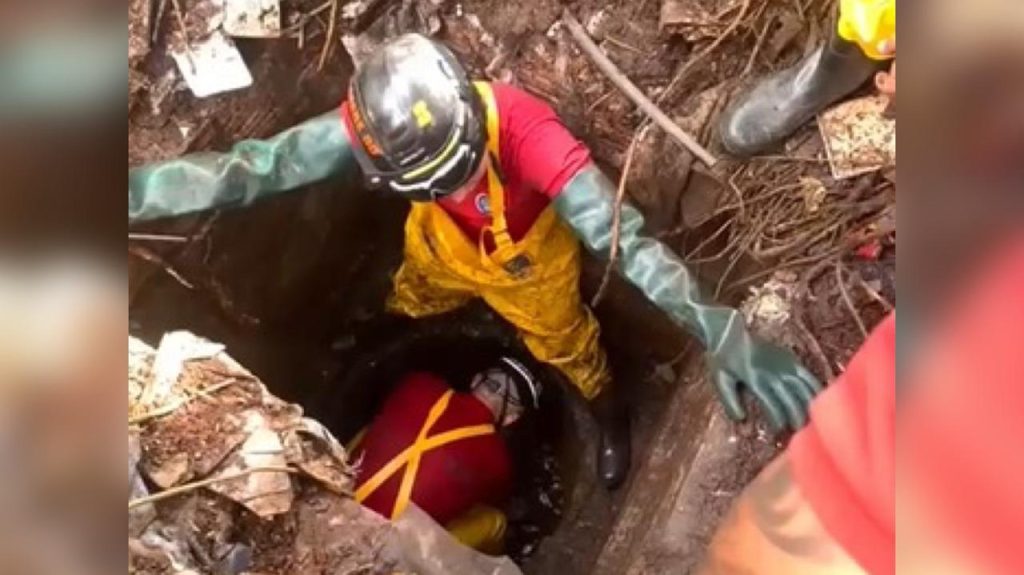 Vídeo mostra ossada de ex-PM sendo retirada de cacimba após filho confessar crime em Manaus