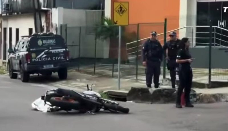 Motorista de micro-ônibus foge após acidente que matou motociclista em Manaus Motorista de micro-ônibus foge após acidente que matou motociclista em Manaus