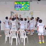 VÍDEO: Crianças da Escolinha do Santos em Manaus celebram convocação de Neymar