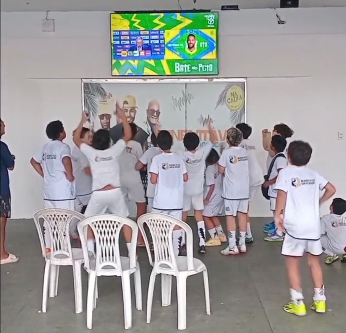 VÍDEO: Crianças da Escolinha do Santos em Manaus celebram convocação de Neymar