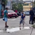 VÍDEO: Mãe limpa sangue do filho que morreu em grave acidente em Manaus