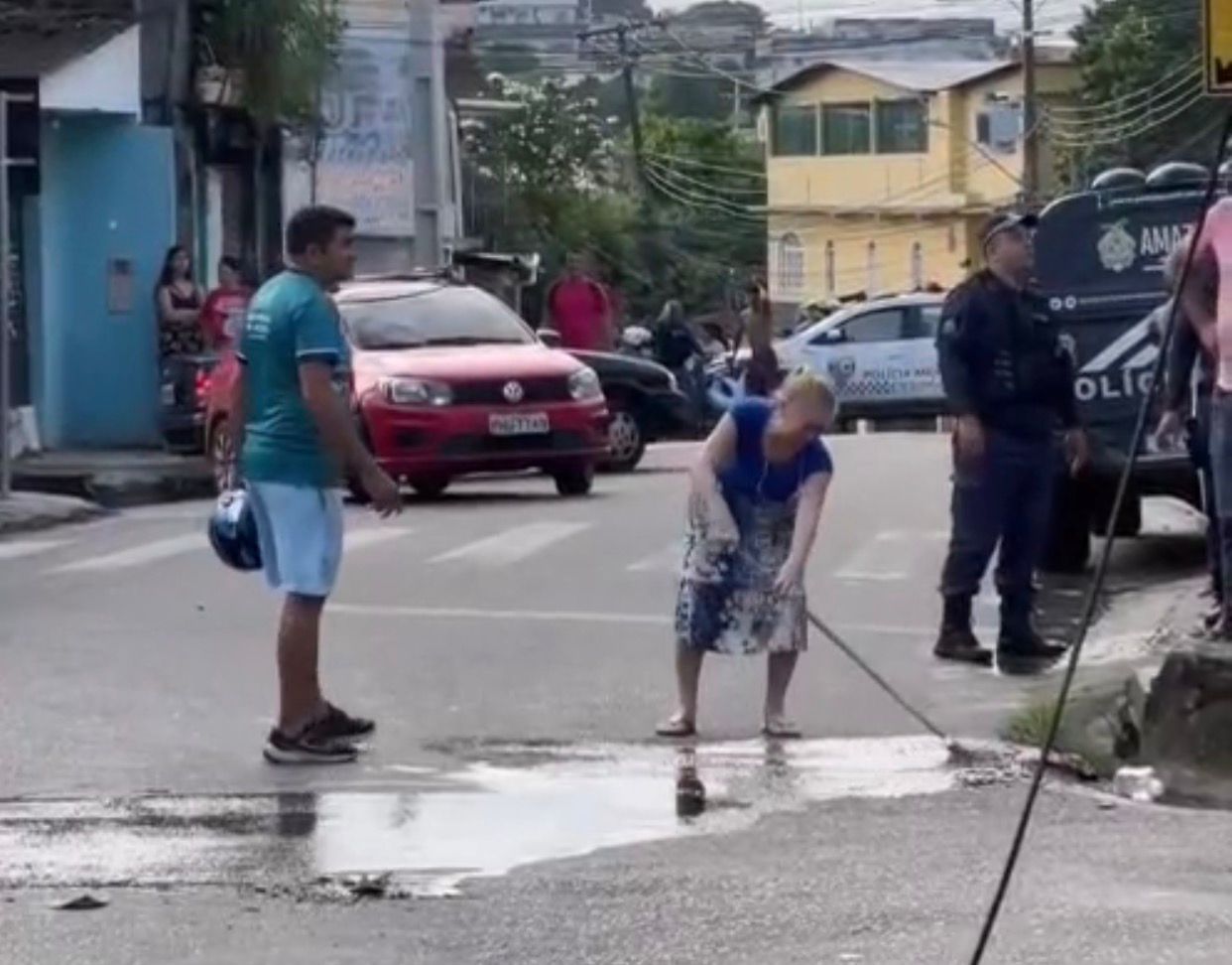 VÍDEO: Mãe limpa sangue do filho que morreu em grave acidente em Manaus