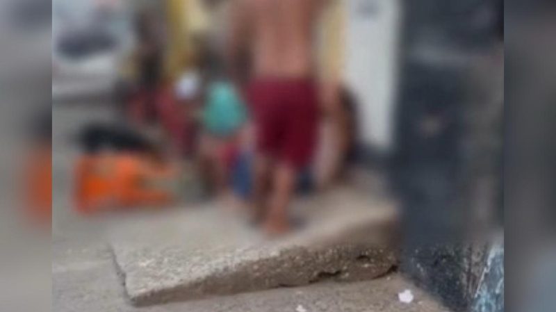 VÍDEO: Homem agride mulher com chicotadas em frente a bar