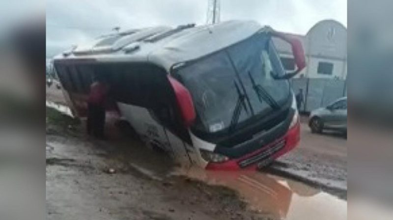 VÍDEO: Ônibus quase é ‘engolido’ por cratera e passageiros saem pelas janelas no Cacau Pirêra