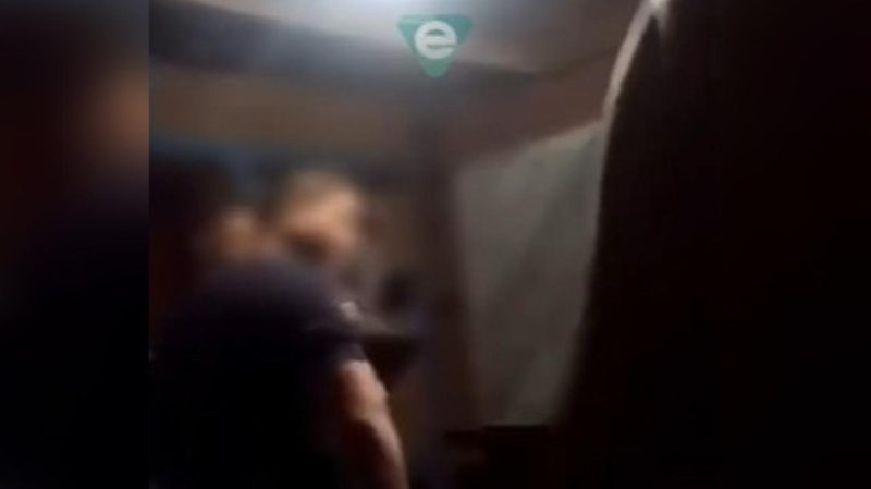 VÍDEO: policial agride mulher com tapa e dá soco em homem algemado no interior do AM