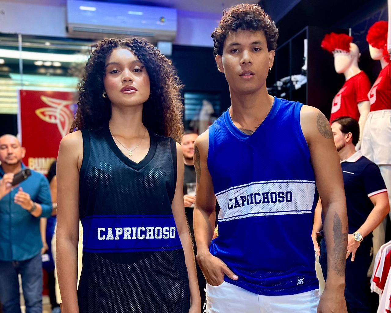 Moda inspirada em Garantido e Caprichoso ganha destaque em Manaus