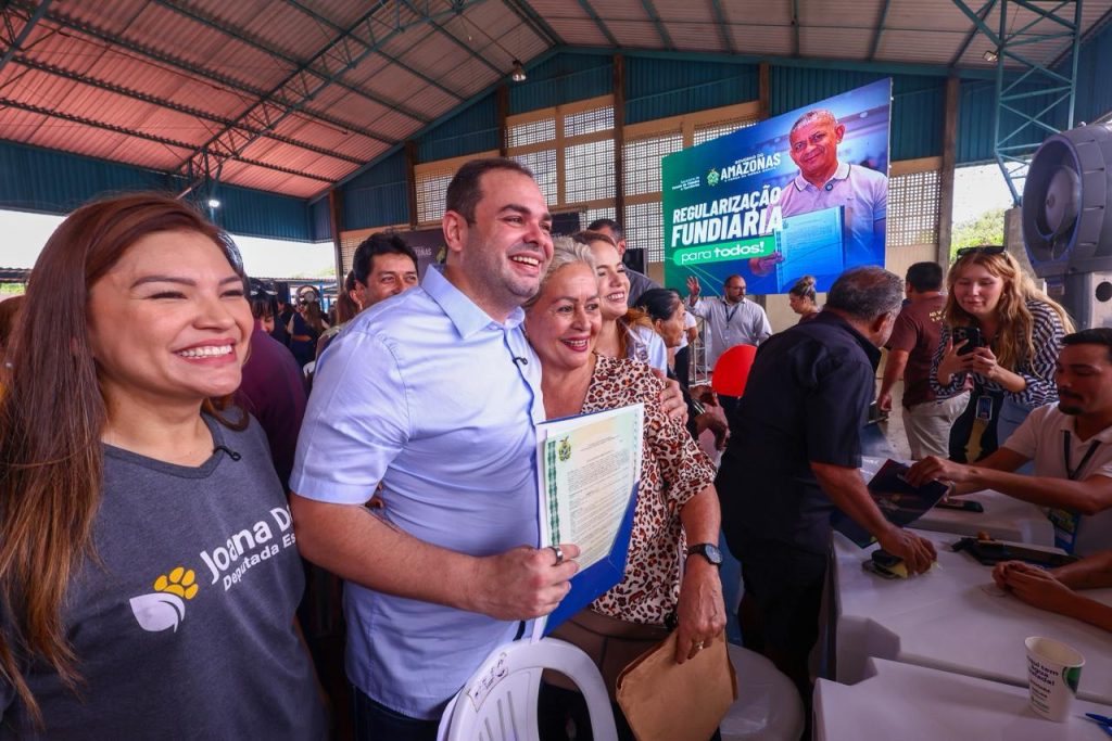 Roberto Cidade entrega títulos definitivos para famílias da zona norte de Manaus