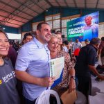 Roberto Cidade entrega títulos definitivos para famílias da zona norte de Manaus