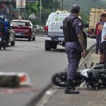 Motociclista morre com cabeça esmagada após cair embaixo de caminhão em Manaus