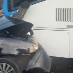 Carro invade contramão e bate de frente com ônibus no Novo Israel
