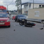 Motorista foge após invadir contramão e atingir motociclista na Compensa