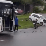 VÍDEO: Carro de aplicativo invade contramão e bate de frente com ônibus em Manaus
