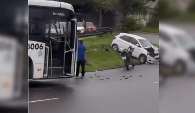 Carro de aplicativo invade contramão e bate de frente com ônibus em Manaus