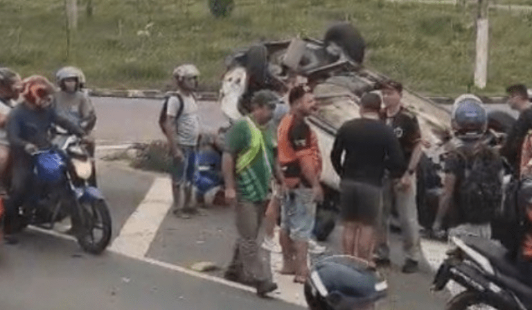 Carro capota após batida na avenida do Turismo em Manaus