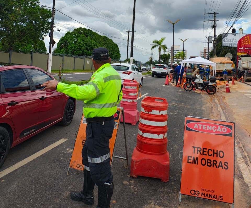 Vazamento em adutora na avenida em Manaus