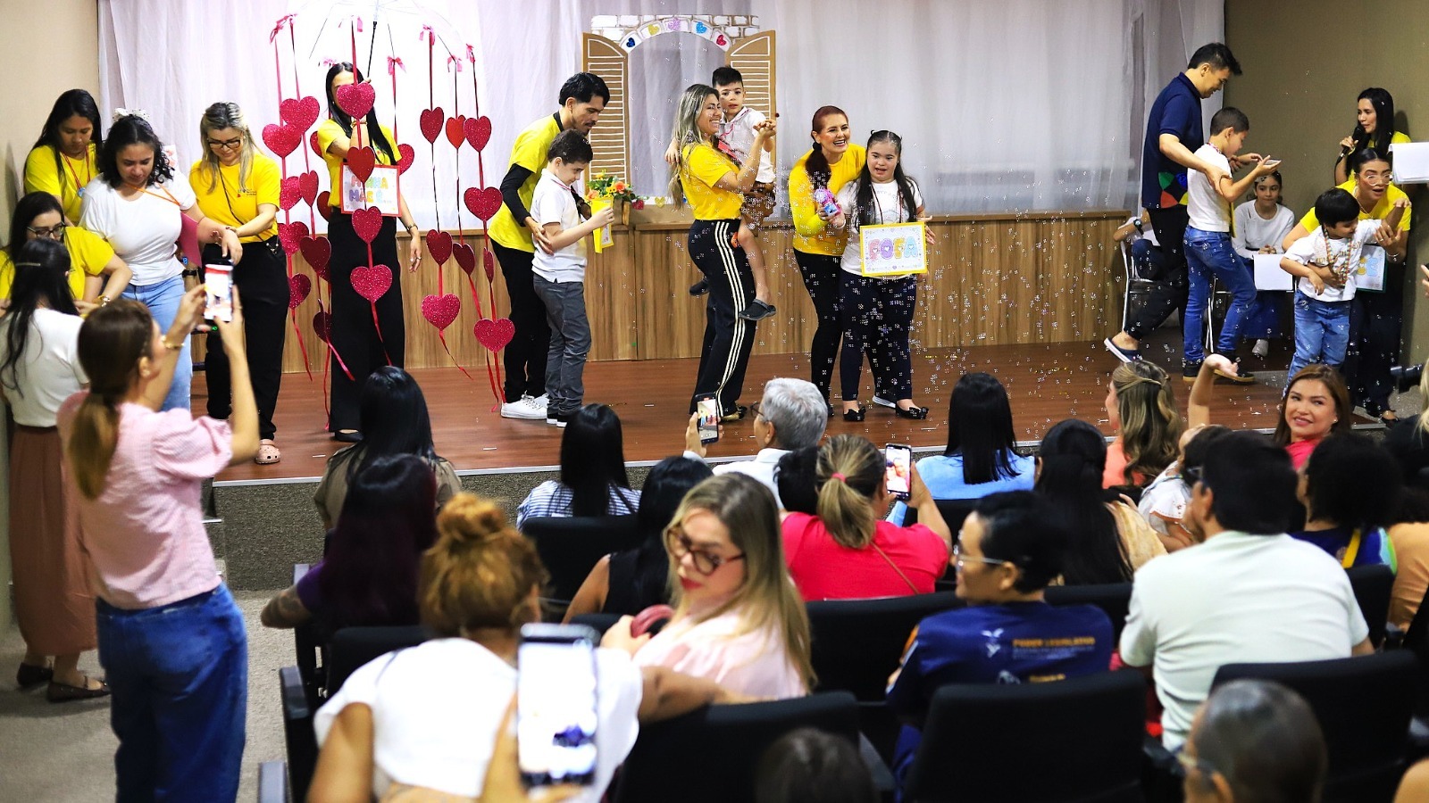 Aleam homenageia mães de crianças atípicas em evento inclusivo