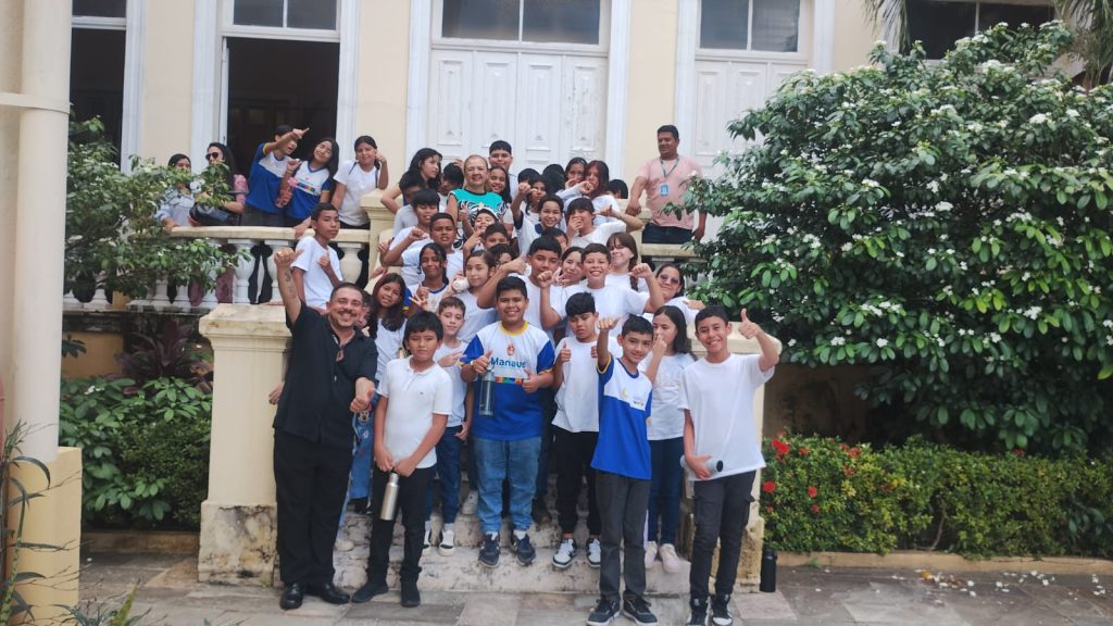 Alunos no Museu da Cidade de Manaus durante aula-passeio educativa