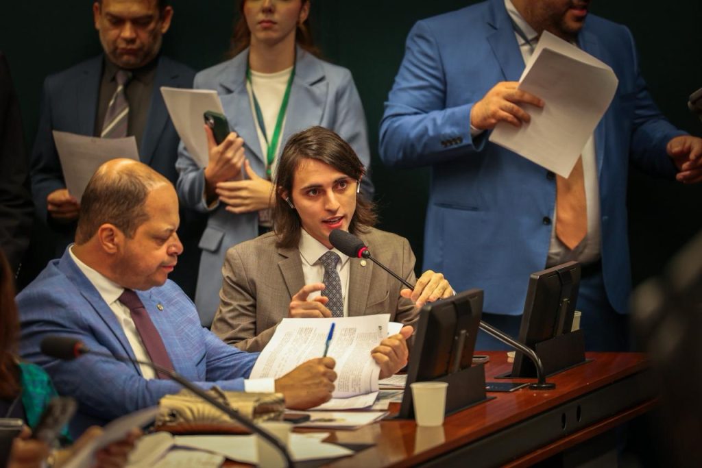 Deputado Amom Mandel durante debate sobre redução da jornada de trabalho no Congresso