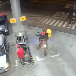 VÍDEO: Falsos entregadores assaltam posto e assustam clientes em Manaus