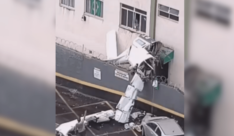 Avião de pequeno porte cai e deixa dois mortos e três feridos