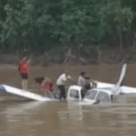 VÍDEO: Avião com sete pessoas cai dentro de rio após tentativa de pouso forçado