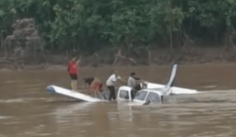 Avião com sete pessoas cai dentro de rio após tentativa de pouso forçado